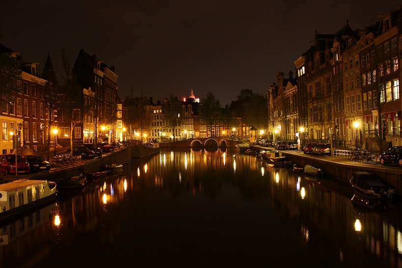 Canal-In-Amsterdam-At-Night-2009
