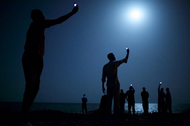 full moon african cell phone world press photo of year_john-stanmeyer2
