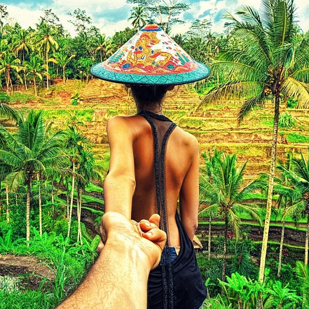 indonesia-wearing-an-elaborate-conical-hat-in-the-bali-rice-fields